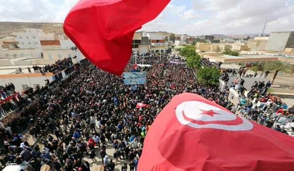 تونس.. إحتجاجات عقب إقدام صحفي على حرق نفسه