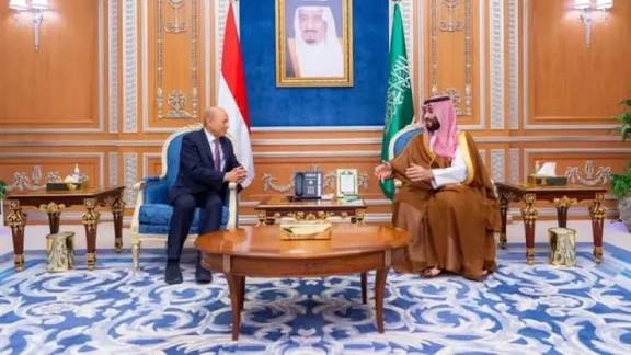 مراقبون العليمي بات داء الشرعية العضال وملأ بلادنا بالعار وحان الوقت لتنحيته وازاحته