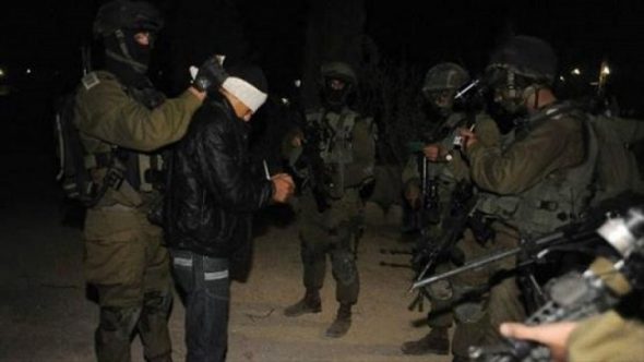 خلال حملة مداهماتها قوات العدو الصهيوني تعتقل 15 فلسطينيا في الضفة الغربية وغزة