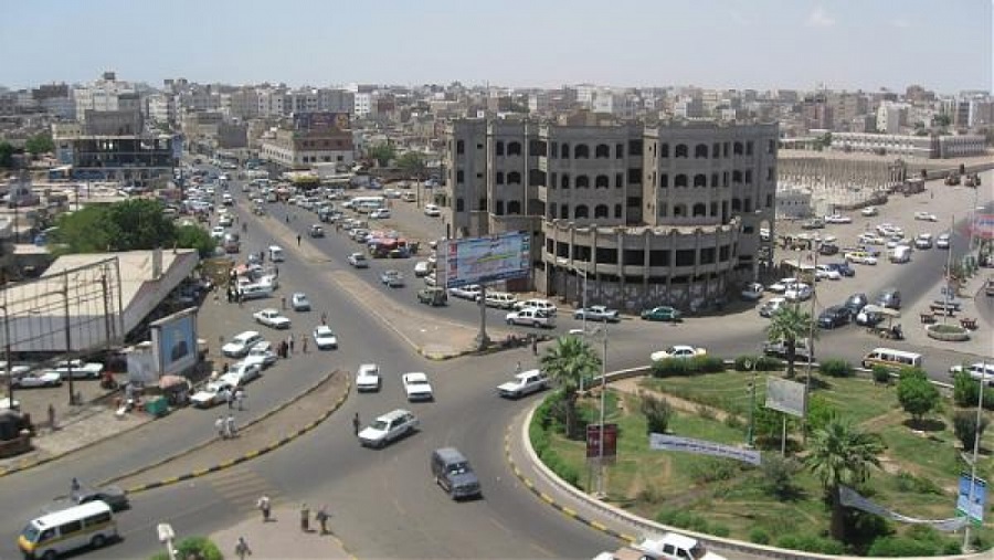 عااااجل عصابة مسلحة تسطو على مليار ونصف يمني في عدن